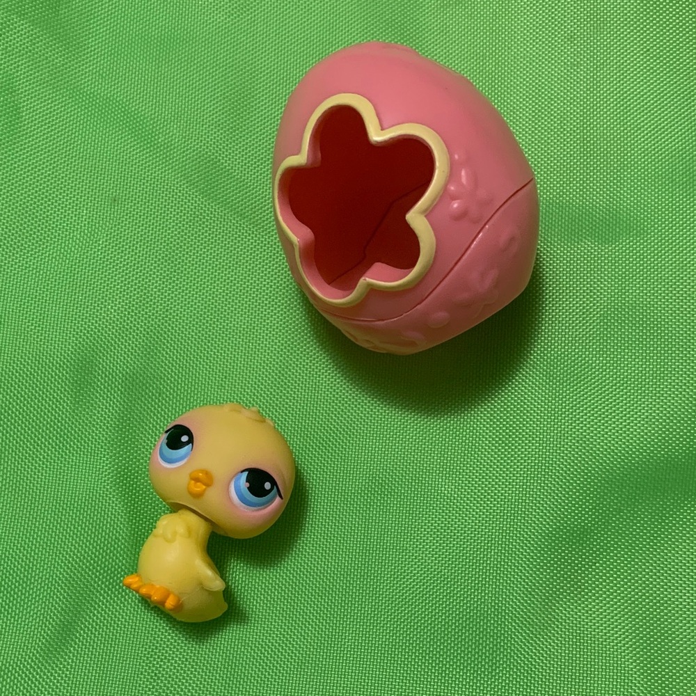 Hasbro LPS Littlest Pet Shop Yellow Chick with Pink Eggshell Toy (#13)
